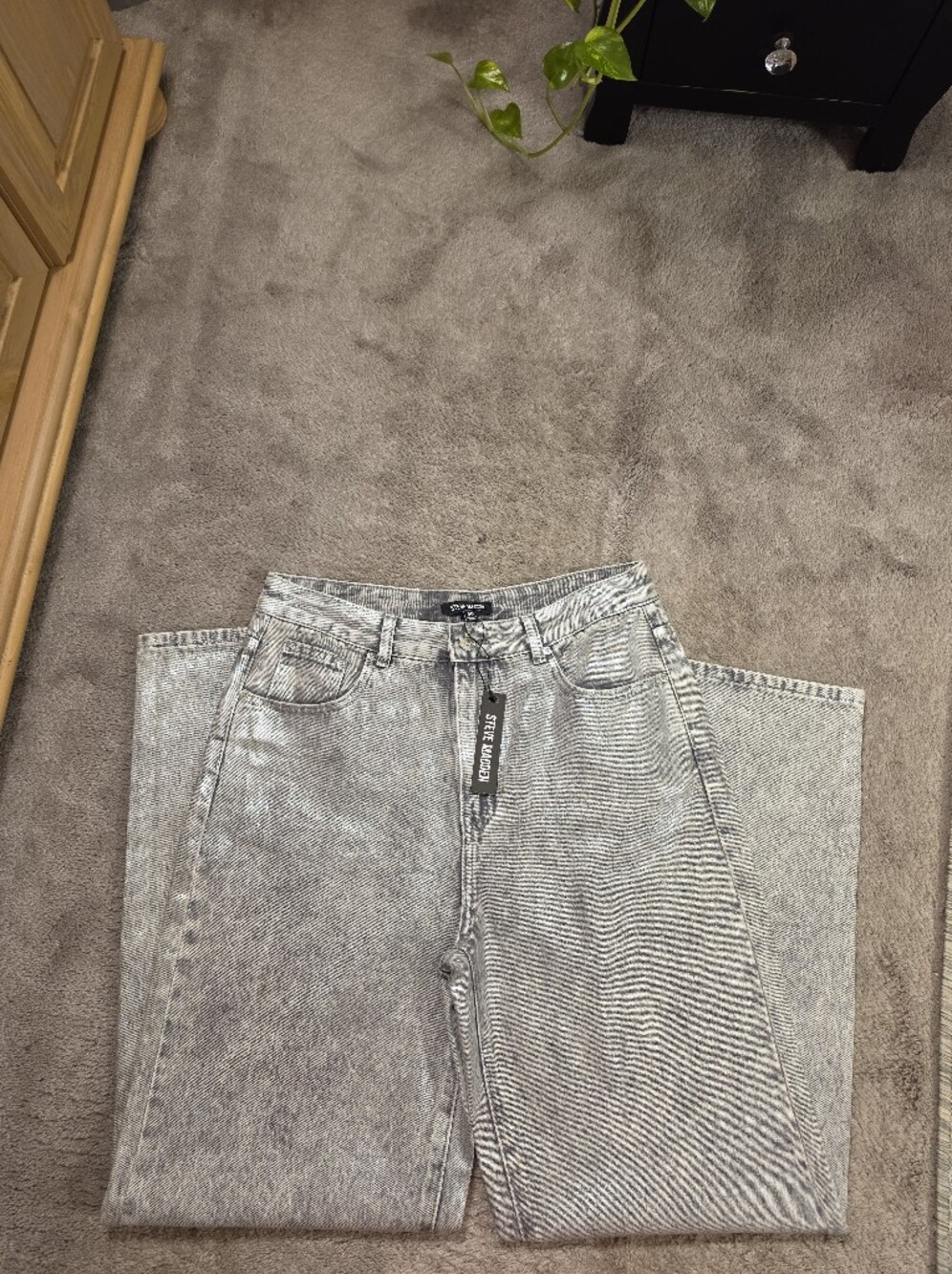 Steve Madden Women's Wide Leg Jeans in Light Gray Wash - Picture 6 of 6